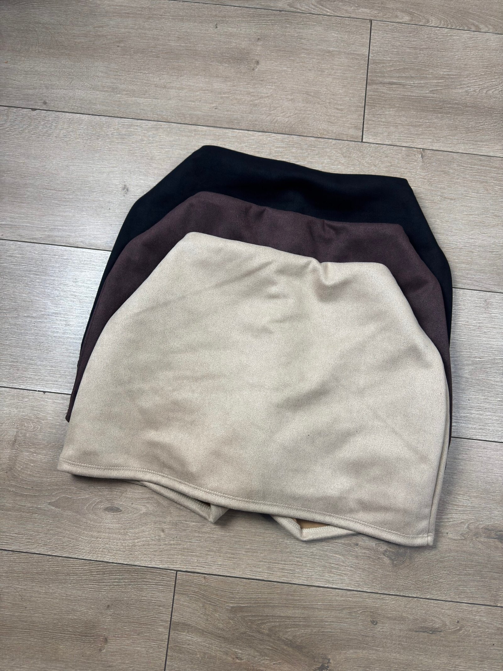 Falda short gamuza lisa