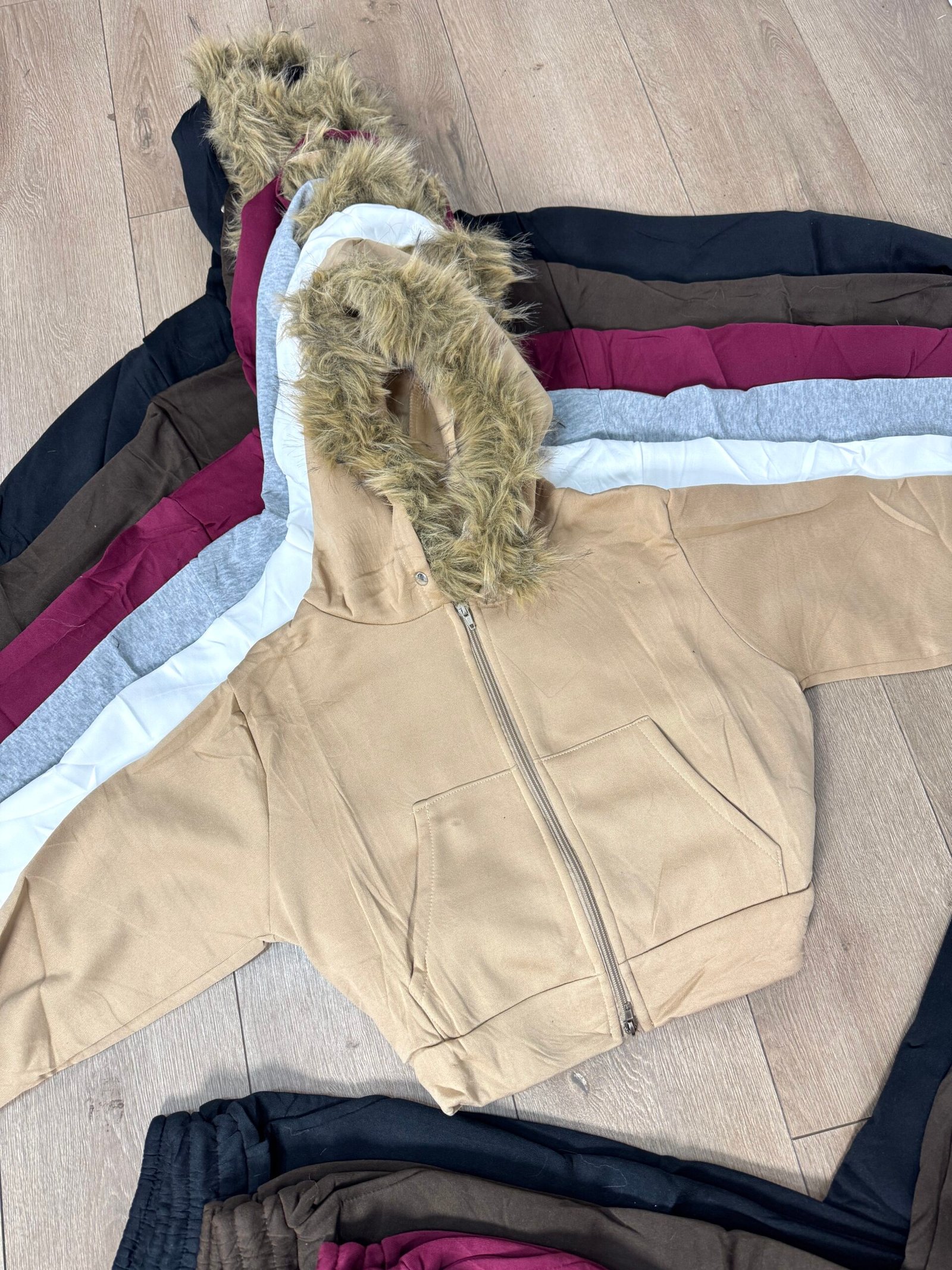 Conjunto buzo gorro con pelos - Imagen 5